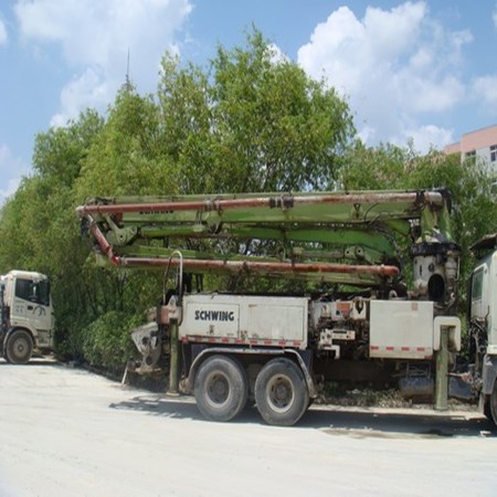 Used Schewing pump truck  made in 2000 Working hours: 4800 working hours GOOD WORKING CONDIITON